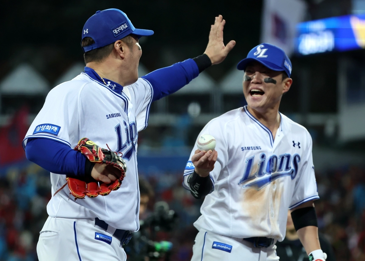 27일 오후 대구 삼성라이온즈파크에서 열린 프로야구 2026 신한 SOL KBO 포스트시즌 플레이오프 2차전 KIA 타이거즈와 삼성 라이온즈의 경기, 삼성 좌익수 최형우가 6회초 2사 안타를 치고 2루까지 쇄도하는 KIA 카스트로를 아웃 시킨 후 류지혁과 기쁨을 나누고 있다. 2026.10.27                        대구 뉴스1