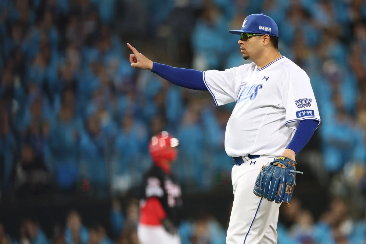 27일 대구 삼성라이온즈파크에서 열린 2026 KBO 포스트시즌 플레이오프 삼성 라이온즈 대 KIA 타이거즈 2차전. 7회 초 1사 1,3루 때 삼성 선발투수 아리엘 후라도가 KIA 하주석을 잡은 후 손가락을 하나 들어보이고 있다. 2026.10.27     대구 연합뉴스