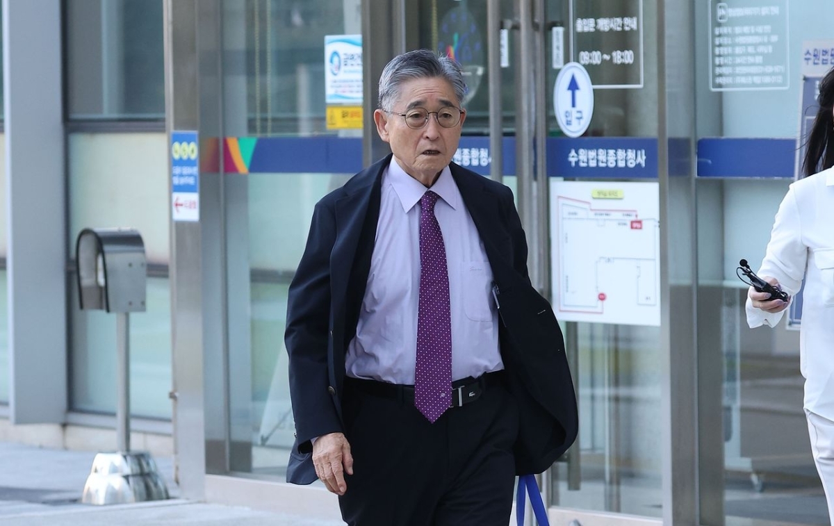보수논객 지만원 씨가 27일 경기 수원시 수원지방법원에서 열리는 구속 전 피의자 심문(영장실질심사)에 출석하고 있다. 연합뉴스