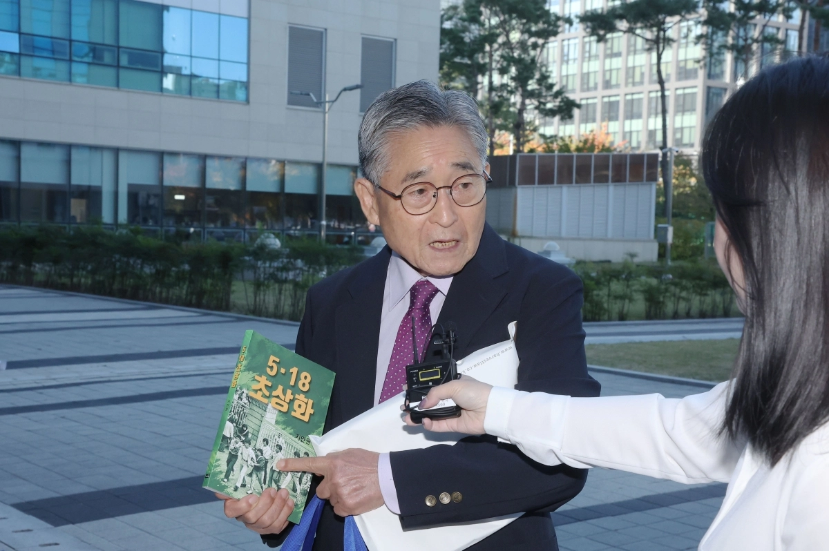 영장심사 앞두고 취재진 질문에 답하는 지만원
