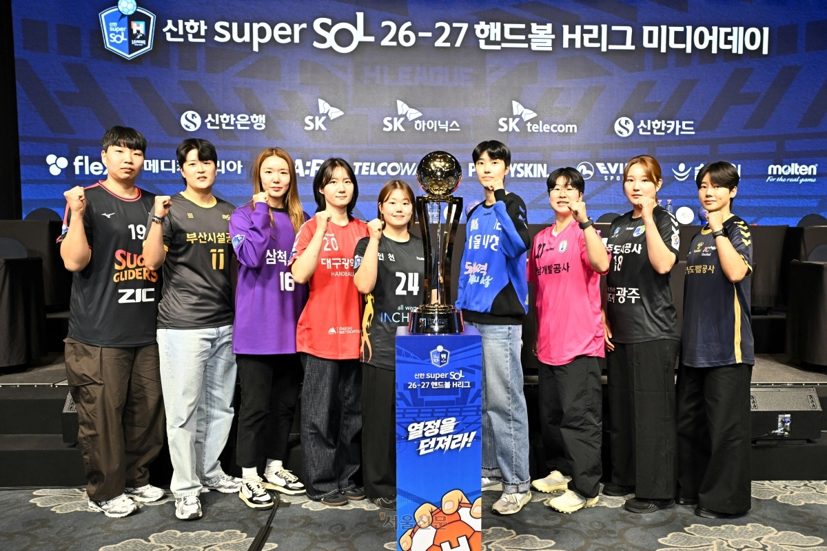 여자 핸드볼 9개 구단 대표 선수들이  27일 서울 강서구 메이필드호텔에서 2026~27 핸드볼 H리그 미디어데이에서 새 시즌 선전을 다짐하고 있다. 2026.10.27 한국핸드볼연맹 제공