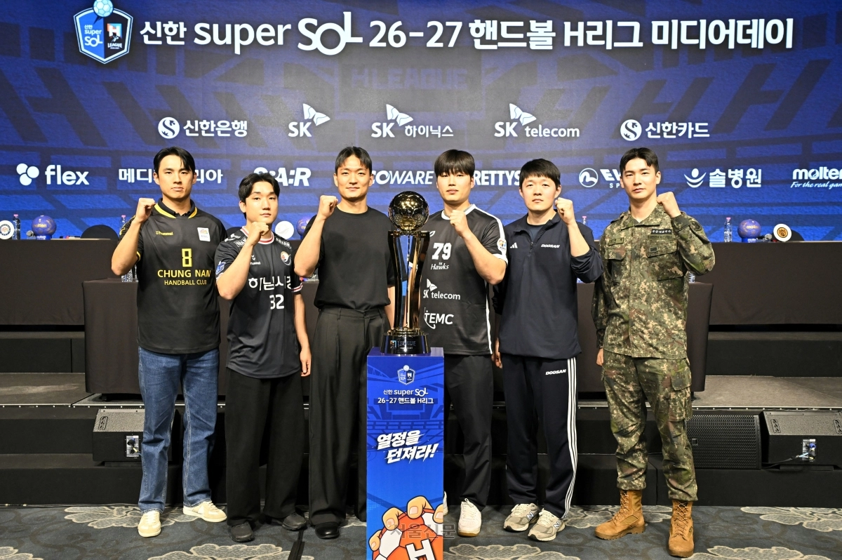 남자 핸드볼 6개 구단 대표 선수들이  27일 서울 강서구 메이필드호텔에서 2026~27 핸드볼 H리그 미디어데이에서 새 시즌 선전을 다짐하고 있다. 2026.10.27 한국핸드볼연맹 제공
