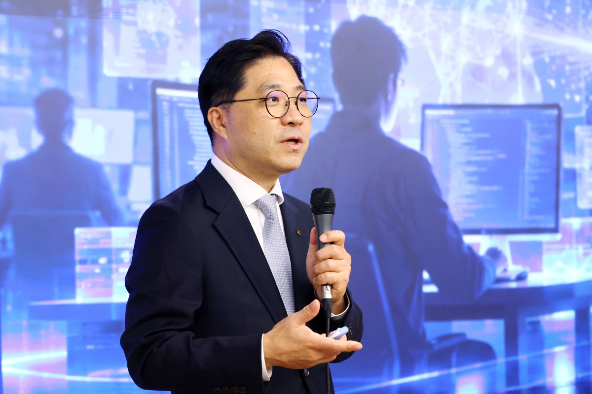 박상원 KT AX사업부문장 전무가 27일 서울 종로구 KT 광화문 웨스트 빌딩에서 열린 ‘KT AX 사업 전략 기자간담회’에서 인사말을 하고 있다. 연합뉴스