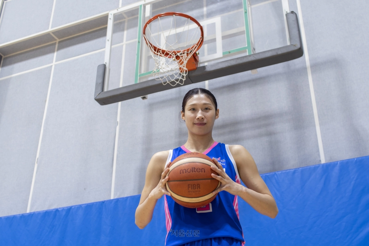 이해란(용인 삼성생명)이 지난 26일 경기 용인시 삼성트레이닝센터에서 서울신문과 만나 농구공을 들고 시즌 각오를 전하고 있다.
