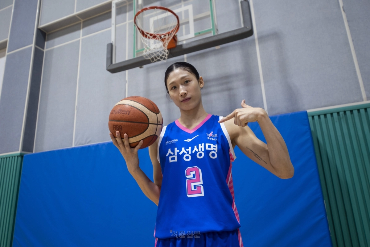 이해란(용인 삼성생명)이 지난 26일 경기 용인시 삼성트레이닝센터에서 서울신문과 만나 농구공을 들고 새 시즌에 임하는 각오를 전하고 있다.