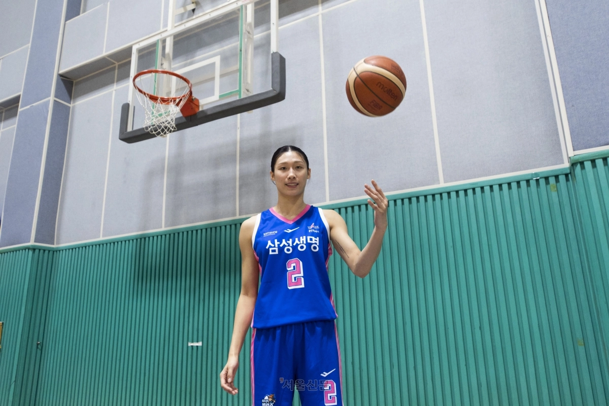 이해란(용인 삼성생명)이 지난 26일 경기 용인시 삼성트레이닝센터에서 서울신문과 만나 농구공을 던지며 기념사진을 찍고 있다.