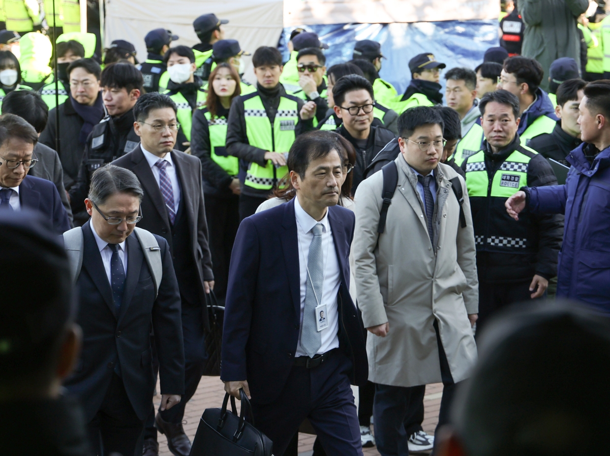 투표용지 검증, 핸드볼경기장 입장하는 이태한 특검