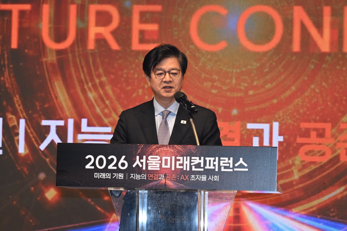 성기홍 청와대 홍보소통수석이 28일 서울 중구 신라호텔 다이너스티홀에서 ‘미래의 기원, 지능의 연결과 공존: AX 초자율 사회’를 주제로 열린 제11회 서울미래컨퍼런스 개막식에서 이재명 대통령의 축사를 대독하고 있다. 안주영 전문기자