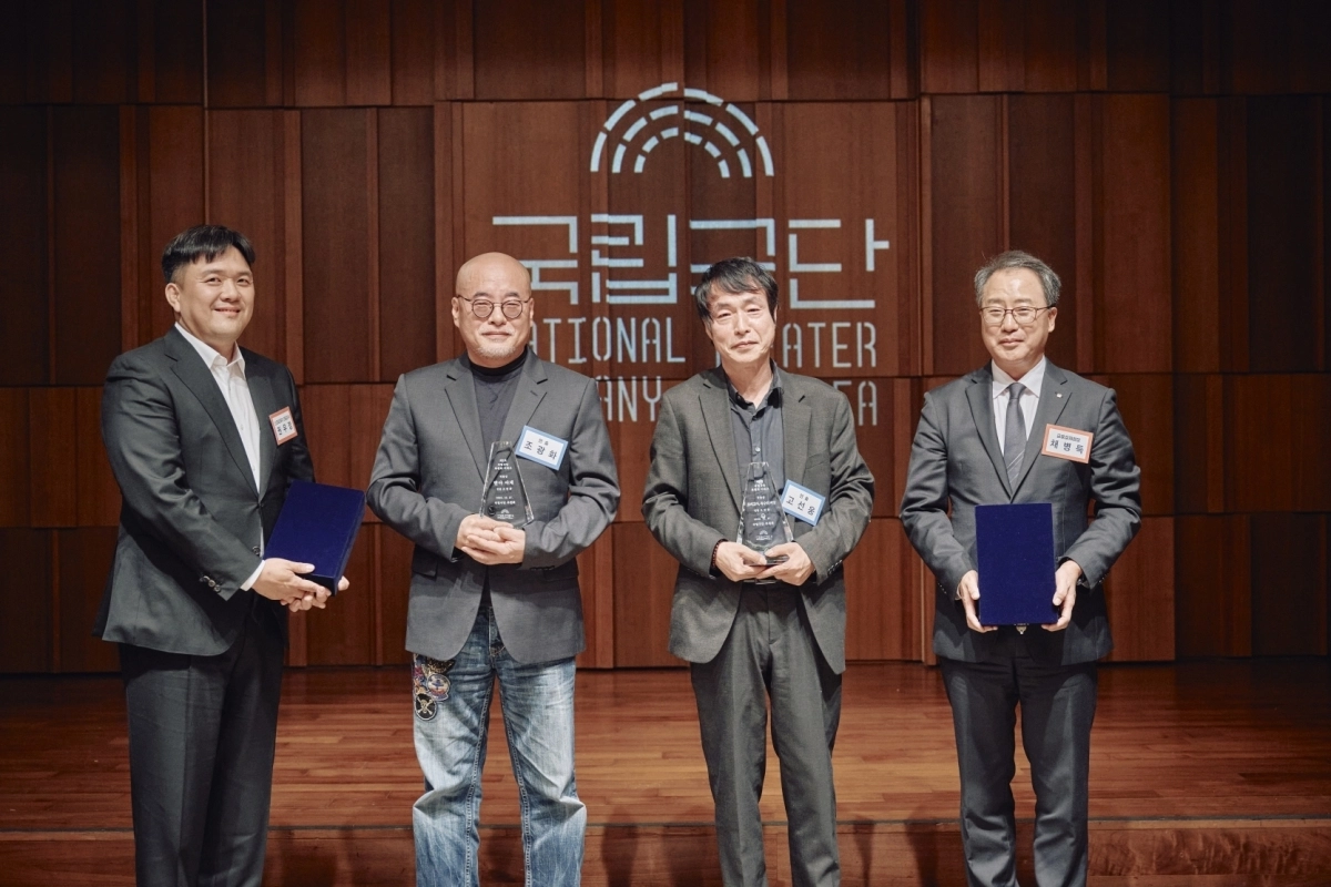 제2회 국립극단 후원회 어워즈에서 작품상을 받은  ‘조씨고아, 복수의 씨앗’ 고선웅(왼쪽에서 세 번째) 연출과 ‘반야 아재’ 조광화(두 번째) 연출. 채병득(맨 오른쪽) 금융결제원장과 권우정(왼쪽) 신대양제지 대표이사가 시상했다. 국립극단 제공