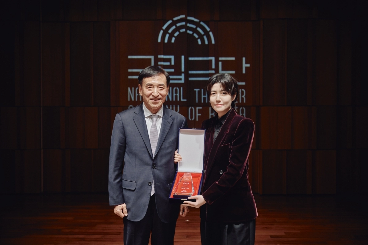 국립극단 후원회장인 이주열(왼쪽) 전 한국은행 총재가 제2회 국립극단 후원회 어워즈에서 배우상을 받은 심은경에게 수상하고 기념촬영을 하고 있다. 국립극단 제공