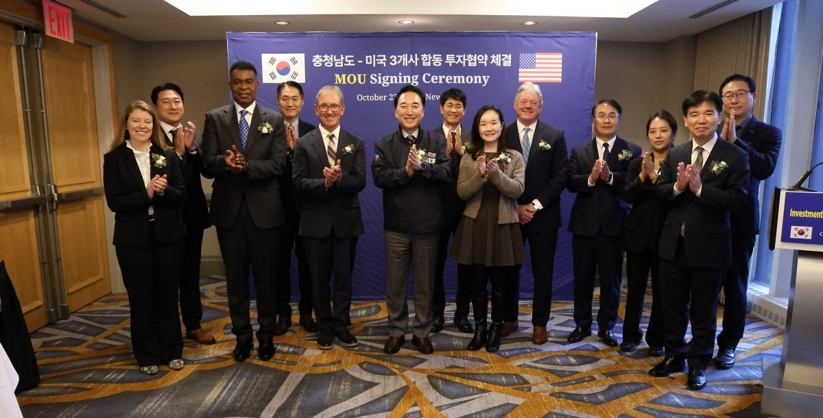 박수현 지사가 27일(현지 시각) 힐튼호텔 뉴욕 미드타운에서 반 홀 코닝정밀소재 사장 등 3개 기업 대표 등과 투자협약(MOU) 후 기념촬영을 하고 있다. 도 제공