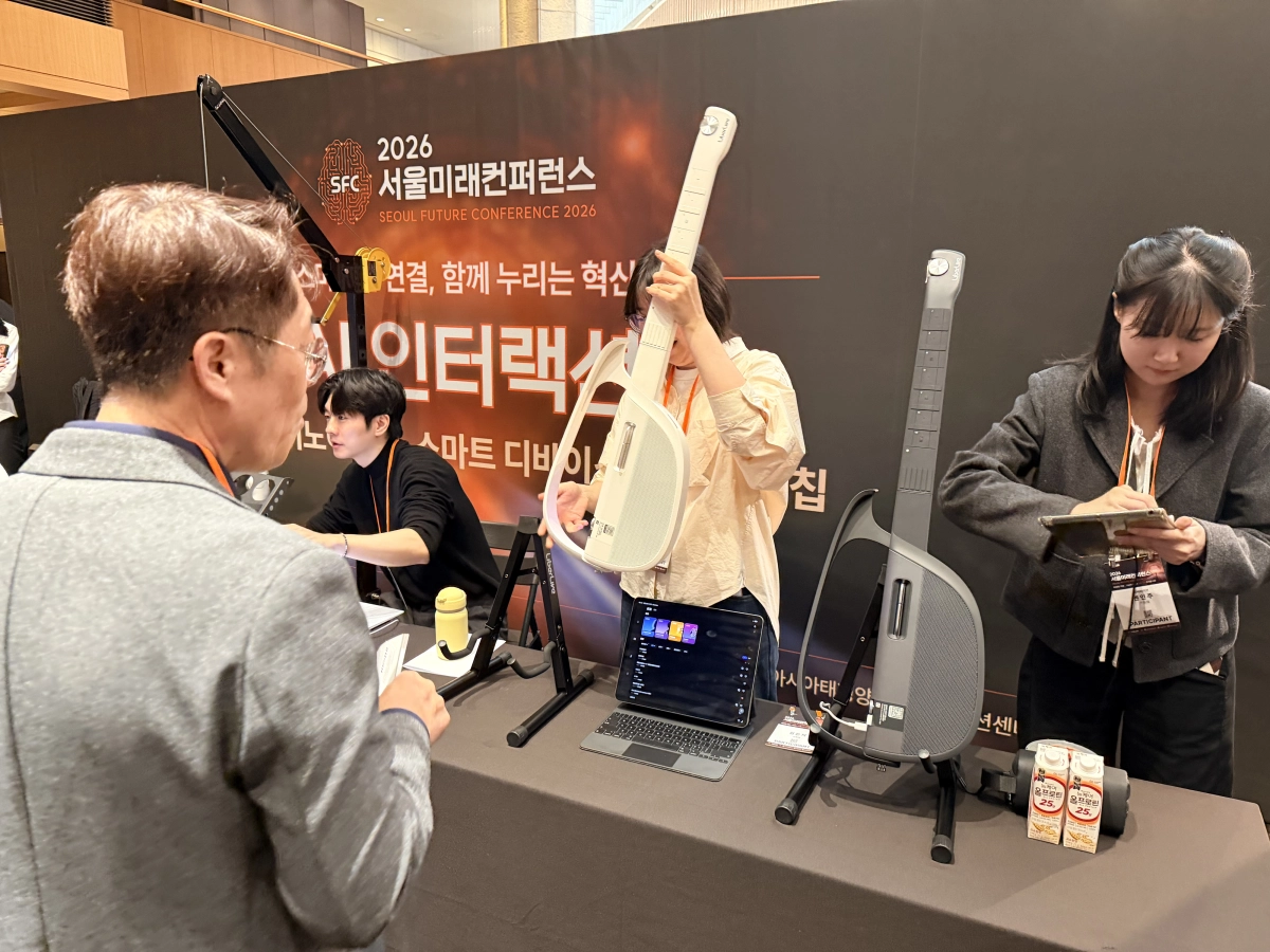 줄 없는 기타 ‘리벌라이브2’에 참석자들이 관심을 보이고 있다. 이지 기자