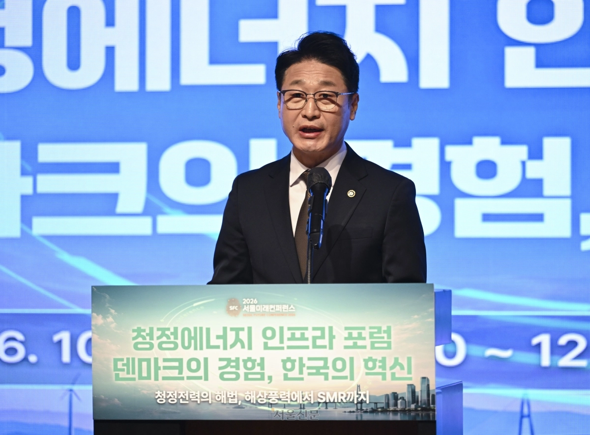 이호현 기후에너지환경부 제2차관이 28일 서울 중구 신라호텔 루비홀에서 ‘청정전력의 해법, 해상풍력에서 SMR까지’를 주제로 열린 청정에너지 인프라 포럼-덴마크의 경험, 한국의 혁신에서 축사를 하고 있다. 이지훈 기자