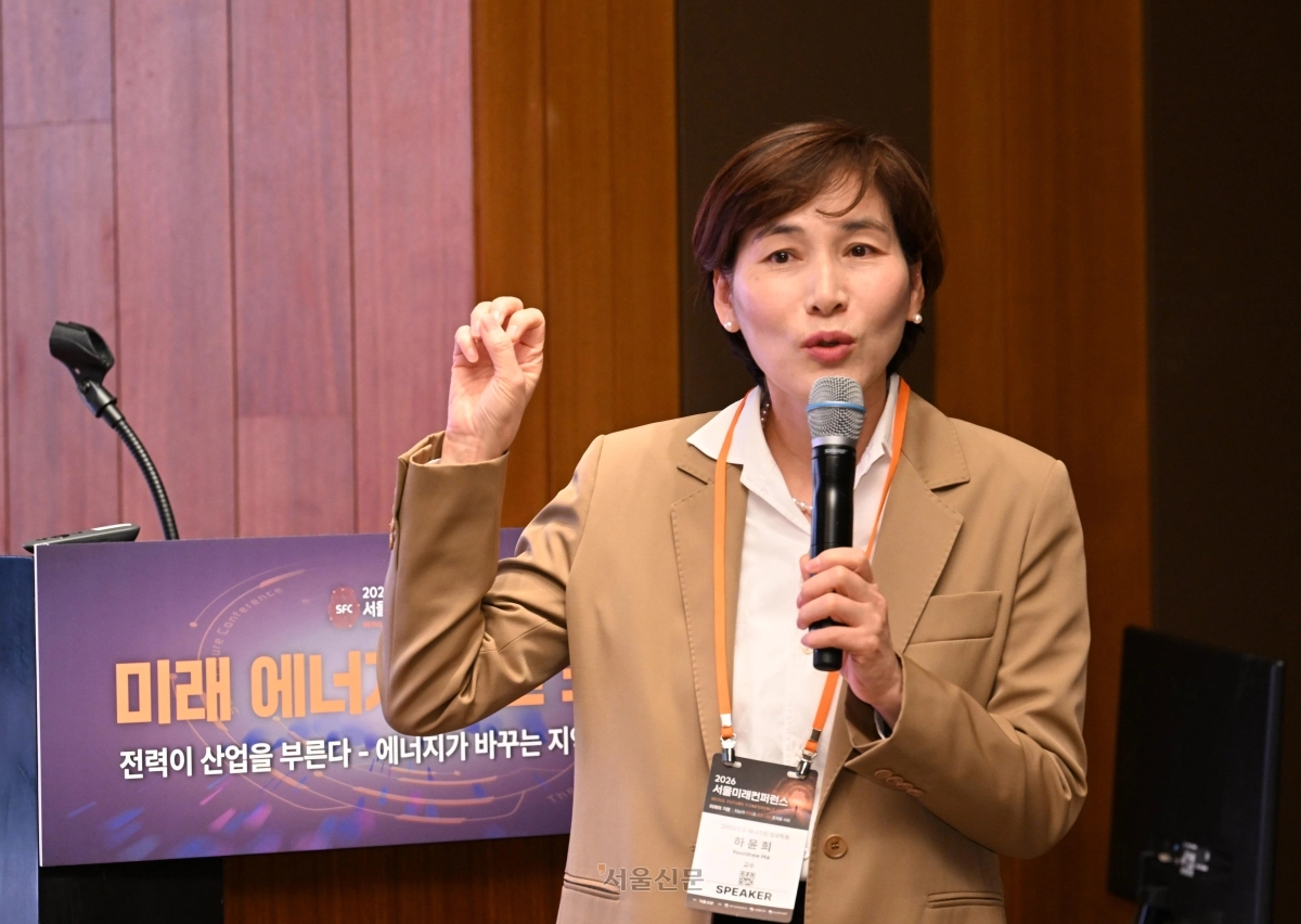 하윤희 고려대 에너지환경대학원 교수가 28일 서울 중구 서울신라호텔 에메랄드홀에서 열린  ‘전력이 산업을 부른다, 에너지가 바꾸는 지역의 미래’ 미래 에너지 혁신 포럼 기조세션에서 ‘전력질주, 에너지 전환과 지역의 미래’를 주제로 기조연설을 하고 있다. 2026.10.28 도준석 전문기자