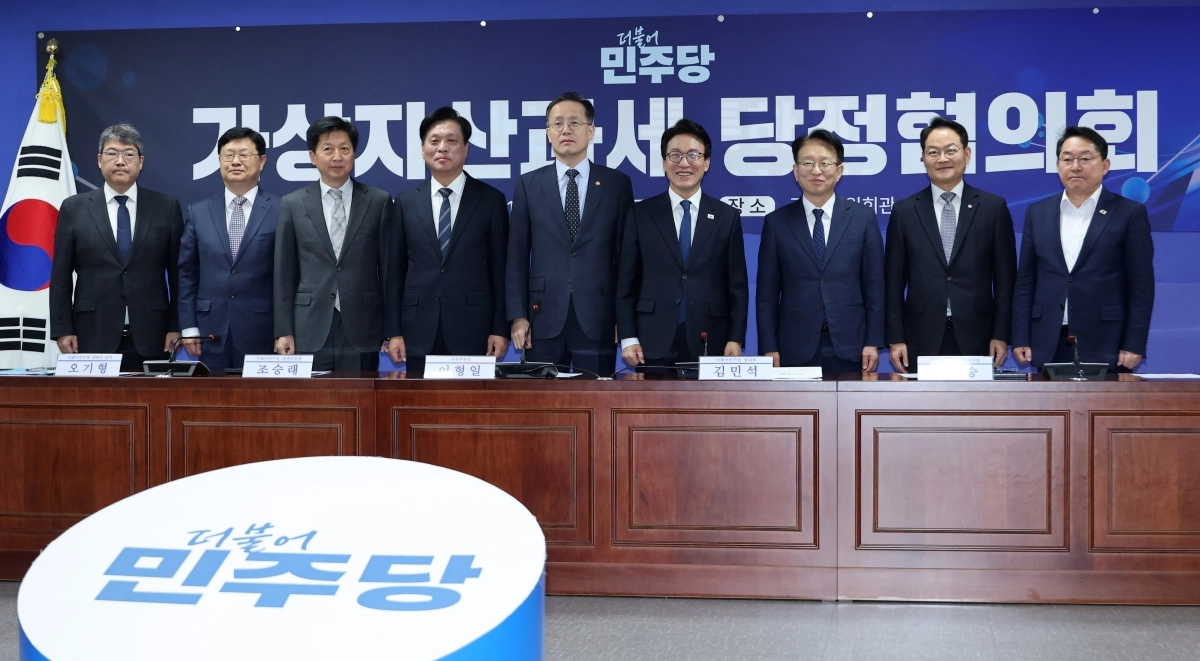 더불어민주당 김민석 대표와 이형일부총리 겸 재정경제부 장관 등이 28일 국회 의원회관에서 열린 ‘가상자산과세 당정협의회’에서 기념 촬영을 하고 있다. 2026.10.28 연합뉴스