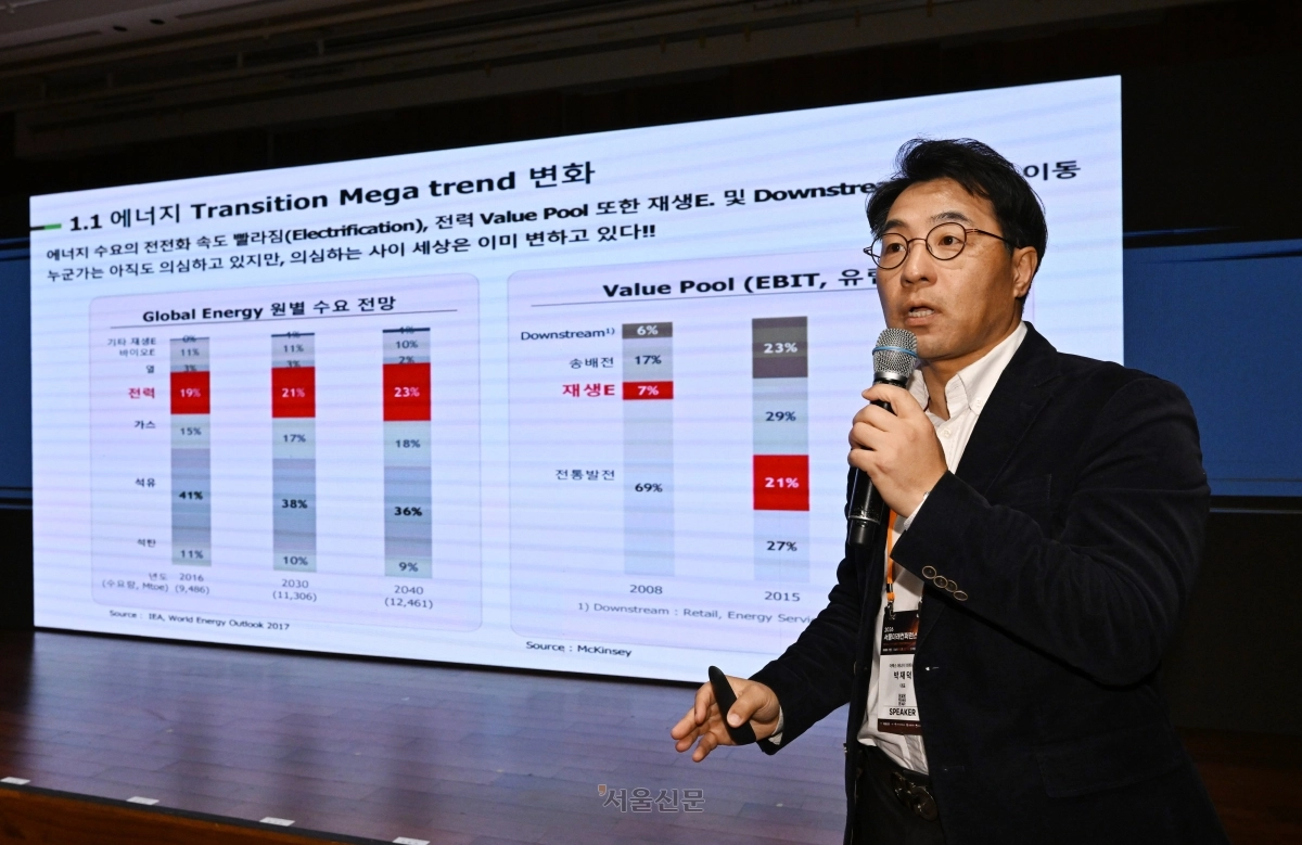 박재덕 아펙스 에너지 파트너스 대표가 28일 서울 중구 서울신라호텔 에메랄드홀에서 열린 ‘전력이 산업을 부른다, 에너지가 바꾸는 지역의 미래’ 미래 에너지 혁신 포럼 기조세션에서 ‘미래 에너지는 전력으로, 전력은 재생에너지 VPP 사업으로’를 주제로 기조연설을 하고 있다. 2026.10.28 도준석 전문기자