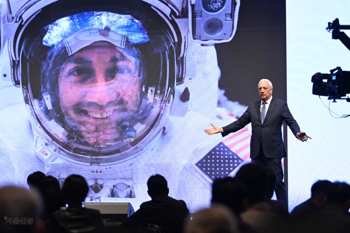 미국 항공우주국(NASA) 우주비행사 출신인 마이크 매시미노 미국 컬럼비아대 기계공학과 교수가 28일 서울 중구 서울신라호텔에서 열린 2026 서울미래컨퍼런스에서 우주비행사 시절 자신의 모습이 담긴 사진을 배경으로 ‘우주, 새로운 개척의 시대’를 주제로 특별강연을 하고 있다. 홍윤기 기자