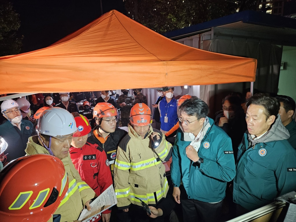 박수민(오른쪽) 국민의힘 의원이 27일 서울 강남구 구룡마을 화재현장을 찾아 현장을 살피고 있다. 박수민 의원 페이스북