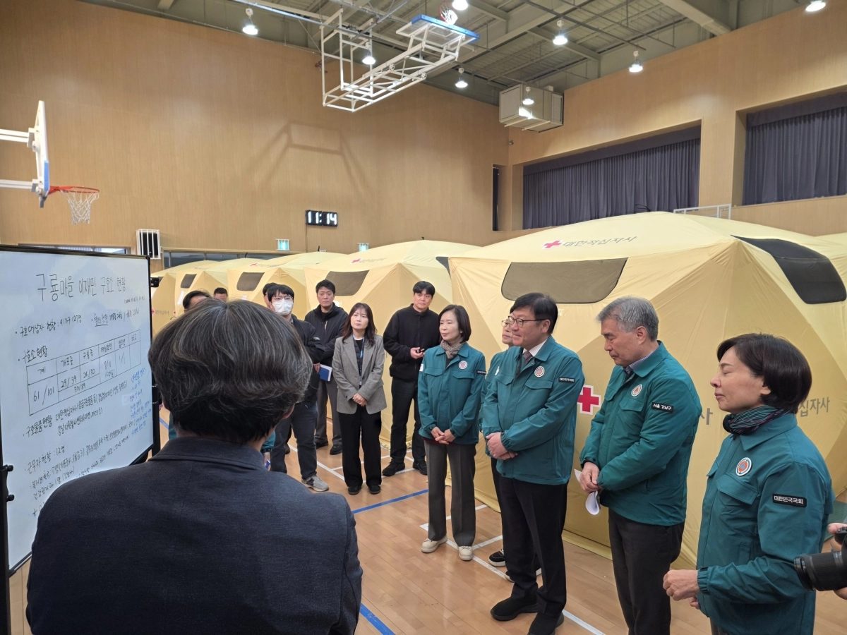 정점식 국민의힘 원내대표가 28일 서울 강남구 구룡마을 화재로 임시 시설에 머무르는 이재민들을 찾아 위로하고 서울시, 강남구와의 조속한 지원을 약속했다. 국민의힘 제공