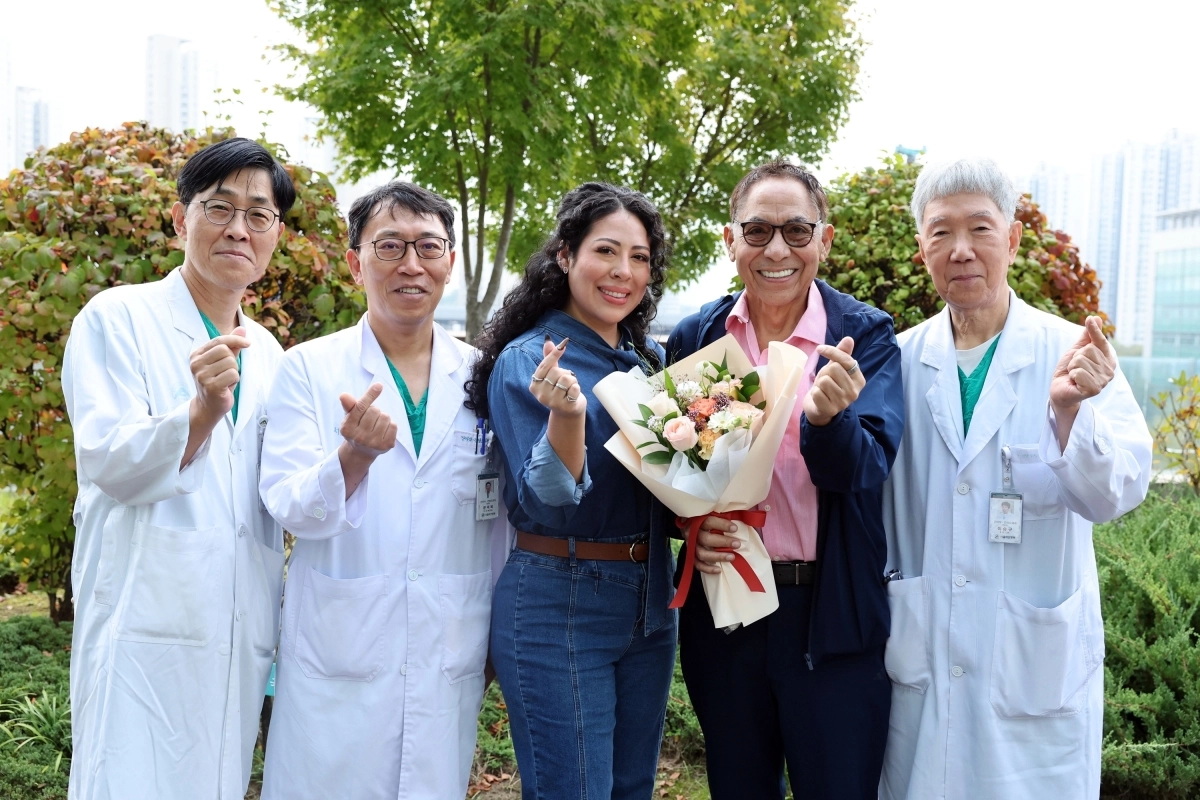 미국인 자선사업가 마르코 씨와 딸 킴벌리 씨가 귀국을 앞두고 건강한 모습으로 21일(수) 서울아산병원 신관 옥외정원에서 간이식·간담도외과 의료진과 기념촬영을 하고 있다. 왼쪽부터 송기원·문덕복 교수, 기증자인 딸 킴벌리 씨, 수혜자 마르코 씨, 이승규 석좌교수.