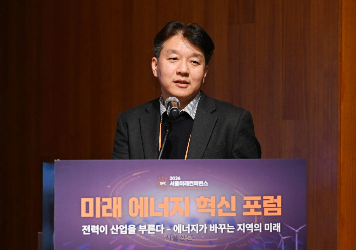 박정제 화웨이코리아 상무가 28일 서울 중구 서울신라호텔 에메랄드홀에서 열린 ‘전력이 산업을 부른다, 에너지가 바꾸는 지역의 미래’ 미래 에너지 혁신 포럼에서 ‘신재생 에너지 계통 한계 극복의 열쇠: GRID FORMING 기술의 역할과 적용’을 주제로 발표하고 있다. 2026.10.28 도준석 전문기자