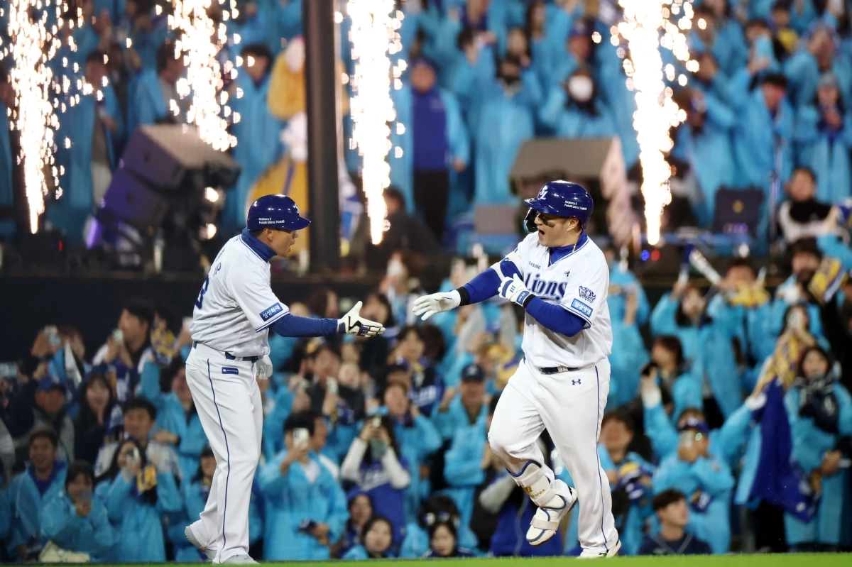 27일 대구 삼성라이온즈파크에서 열린 2026 KBO 포스트시즌 플레이오프 삼성 라이온즈 대 KIA 타이거즈 2차전. 7회 말 1사 때 삼성 최형우가 홈런을 친 후 그라운드를 달리고 있다. 2026.10.27        대구 연합뉴스