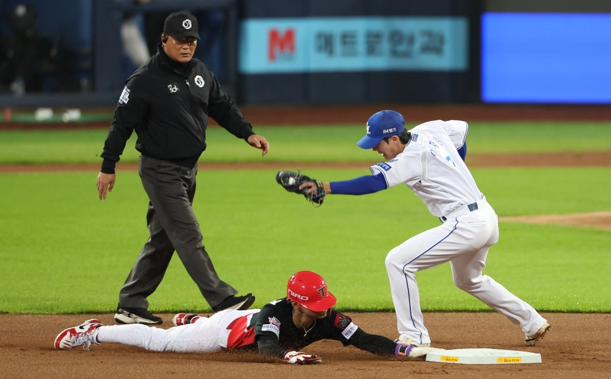 26일 대구 삼성라이온즈파크에서 열린 2026 신한 SOL KBO 포스트시즌 플레이오프 1차전 KIA 타이거즈와 삼성 라이온즈의 경기. 1회초 2사 주자 1루 상황에서 KIA 카스트로의 타석 때 1루 주자 김도영이 2루 도루에 성공하고 있다. 2026.10.26        대구 연합뉴스