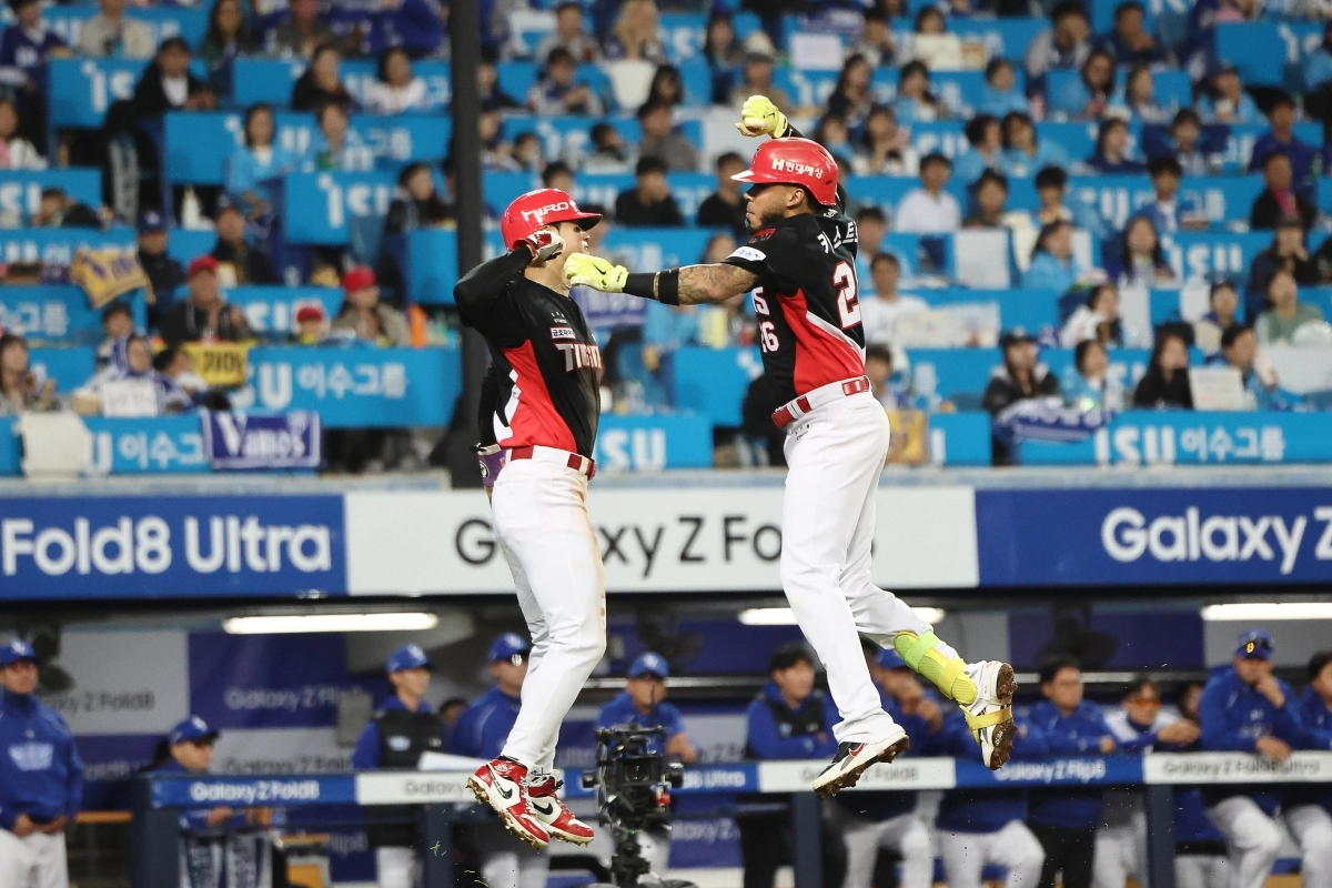 26일 대구 삼성라이온즈파크에서 열린 2026 KBO 포스트시즌 플레이오프 삼성 라이온즈 대 KIA 타이거즈 1차전. 3회 초 2사 1루 때 KIA 카스트로가 홈런을 친 후 김도영과 함께 기뻐하고 있다. 2026.10.26          대구 연합뉴스