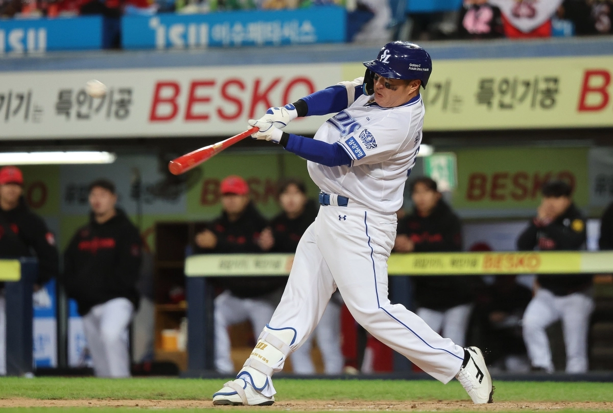 27일 대구 삼성라이온즈파크에서 열린 2026 신한 SOL KBO리그 포스트시즌 플레이오프 2차전 KIA 타이거즈와 삼성 라이온즈의 경기. 7회말 1사 주자 없는 상황에서 삼성 최형우가 1점 홈런을 치고 있다. 2026.10.27         대구 연합뉴스