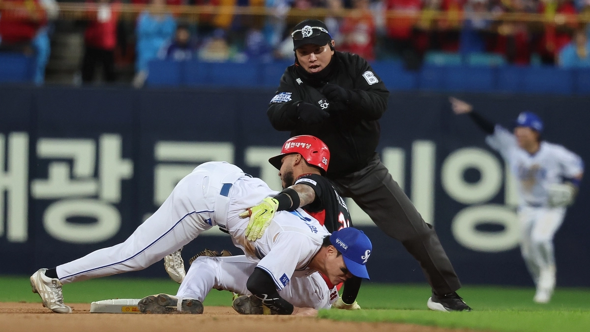 27일 대구 삼성라이온즈파크에서 열린 2026 신한 SOL KBO리그 포스트시즌 플레이오프 2차전 KIA 타이거즈와 삼성 라이온즈의 경기. 6회초 2사 주자 없는 상황에서 KIA 카스트로의 타구를 삼성 최형우가 호수비로 잡아내고 류지혁에게 송구해 카스트로를 잡아내고 있다. 2026.10.27          대구 연합뉴스