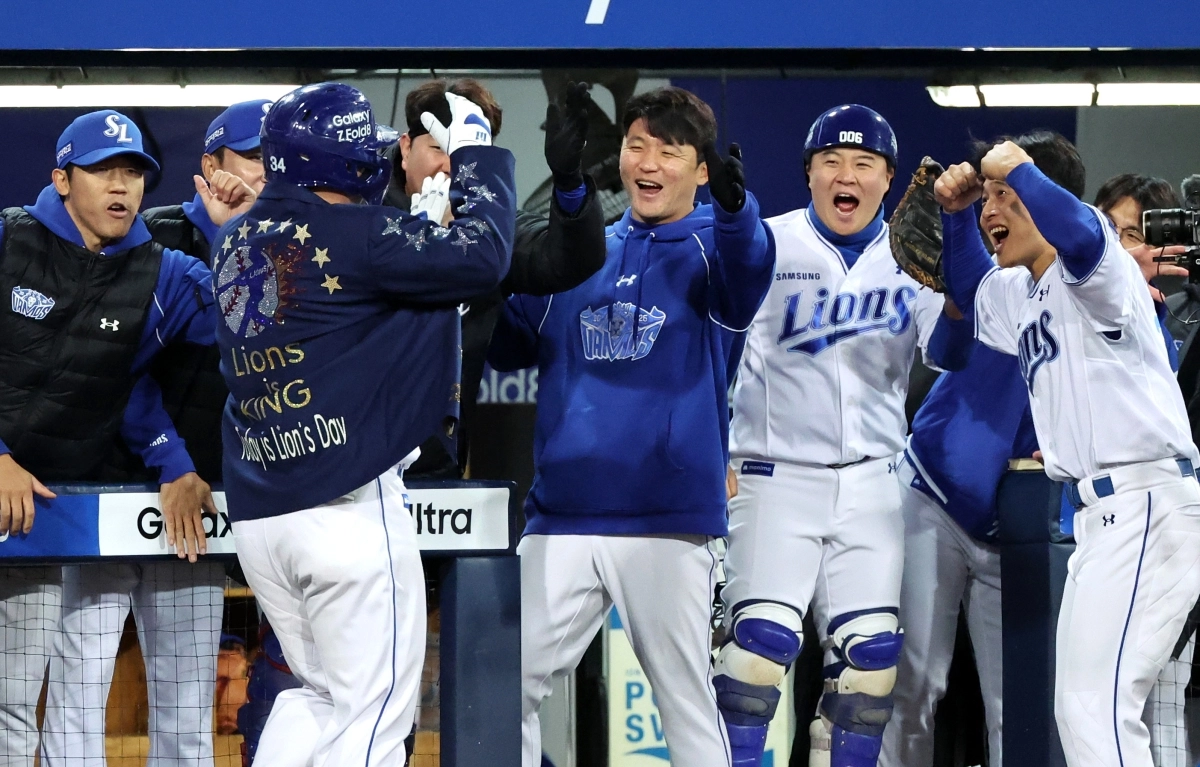 27일 대구 수성구 삼성라이온즈파크에서 열린 2026 신한 SOL KBO 포스트시즌 플레이오프 2차전 KIA 타이거즈와 삼성 라이온즈 경기, 7회말 1사 주자 없는 상황에서 삼성 최형우가 솔로 홈런을 친 뒤 더그아웃에 들어서며 동료들과 기뻐하고 있다. 2026.10.27.        대구 뉴시스
