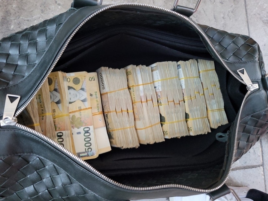 경찰이 대출 희망자들의 개인정보를 불법 사금융업자들에게 넘긴 일당을 검거했다. 사진은 피의자에게서 압수한 현금. 강릉경찰서 제공