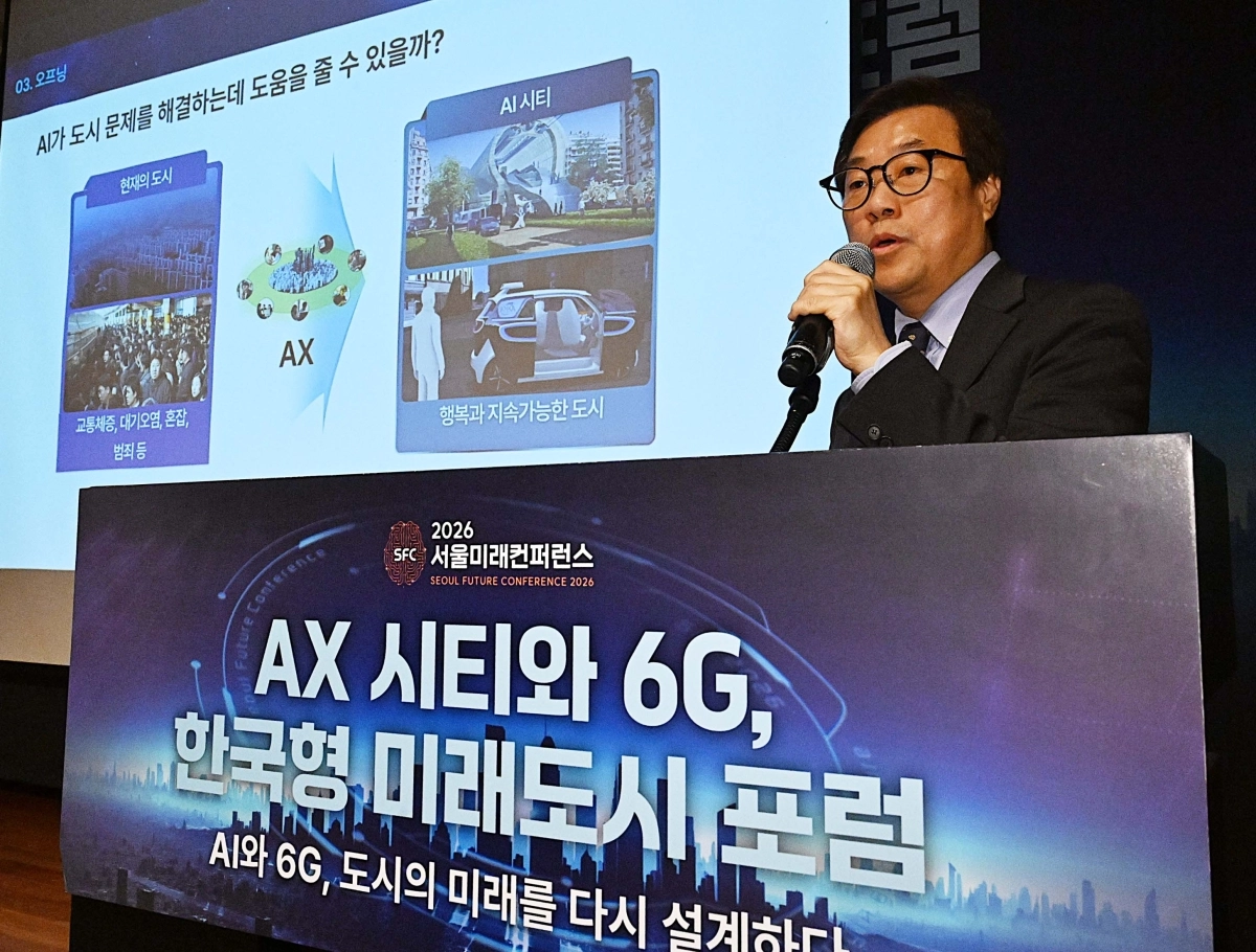 김갑성 연세대 도시공학과 교수가 28일 서울 중구 신라호텔 토파즈홀에서 ‘AI와 6G, 도시의 미래를 다시 설계하다’를 주제로 열린 AX 시티와 6G, 한국형 미래도시 포럼 기조세션에서 ‘AI가 바꾸는 도시의 질서, 한국형 미래도시의 기준’을 주제로 기조연설을 하고 있다. 2026.10.28 안주영 전문기자