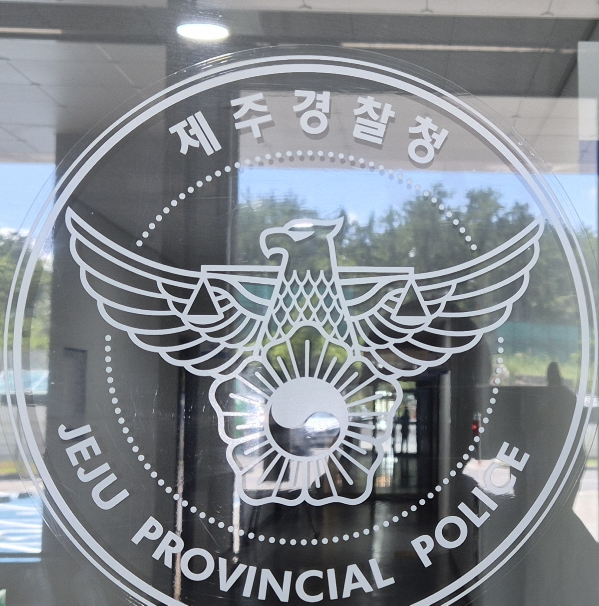 제주서부경찰서는 헤어진 전 연인을 살해한 60대 남성을 특정범죄 가중처벌 등에 관한 법률상 보복살인과 특수주거침입, 특수체포, 특수감금미수, 현주건조물방화예비, 스토킹범죄의 처벌 등에 관한 법률 위반, 성폭력범죄의 처벌 등에 관한 특례법 위반(촬영물 등 이용 협박) 혐의로 구속 송치했다. 제주 강동삼 기자