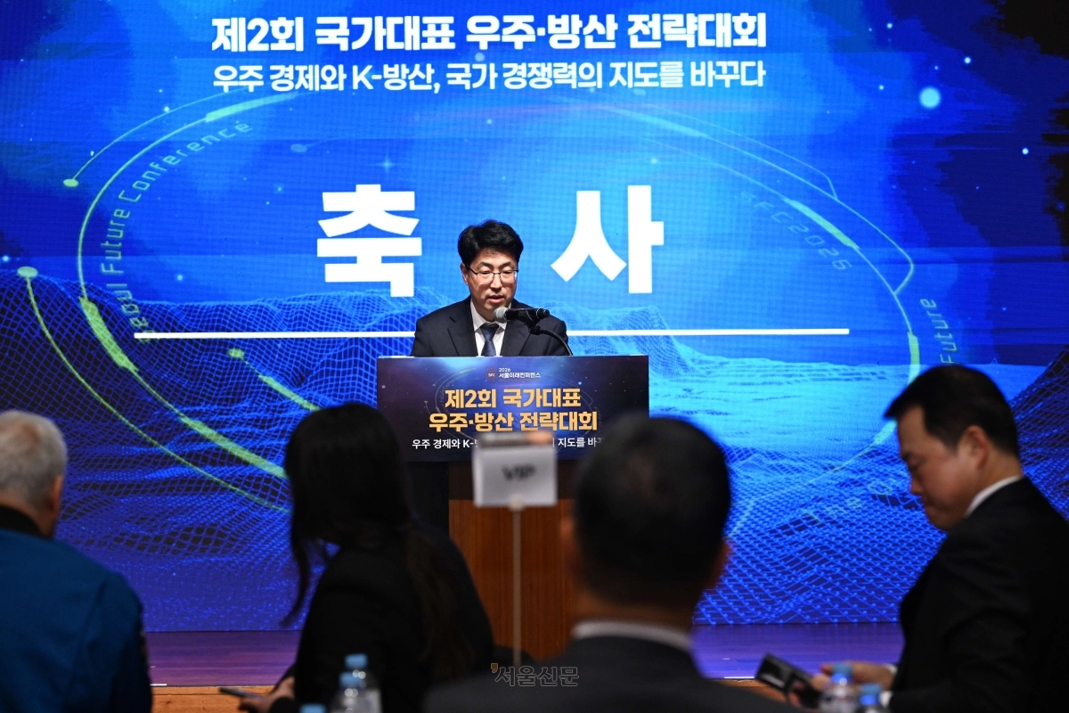 원종대 국방부 차관보가 28일 서울 중구 서울신라호텔 에메랄드홀에서 열린 ‘우주 경제와 K-방산, 국가 경쟁력의 지도를 바꾸다’ 제2회 국가대표 우주·방산 전략대회 개회식에서 강신철 국방부 장관의 축사를 대독하고 있다. 2026.10.28 도준석 전문기자