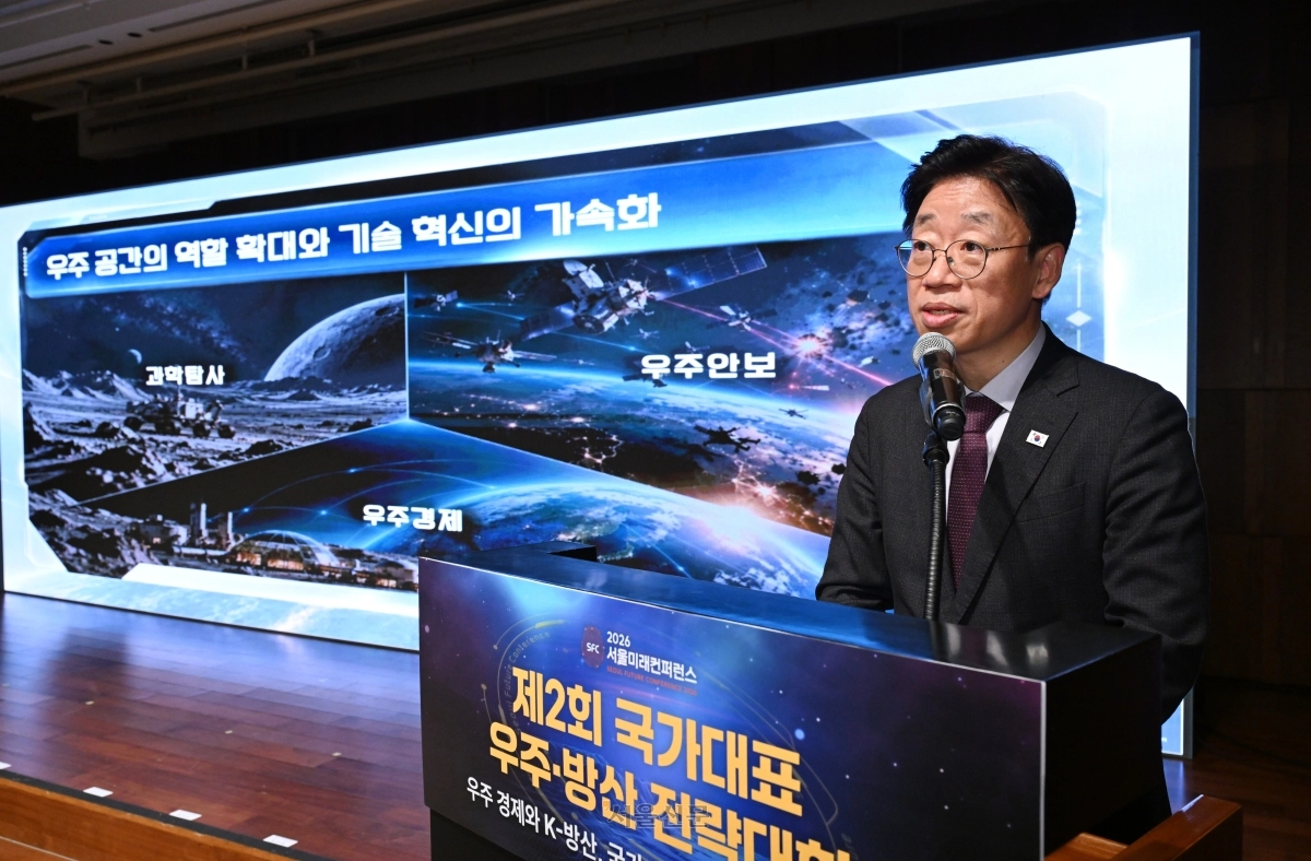 오태석 우주항공청 청장이 28일 서울 중구 서울신라호텔 에메랄드홀에서 열린 ‘우주 경제와 K-방산, 국가 경쟁력의 지도를 바꾸다’ 제2회 국가대표 우주·방산 전략대회 기조세션에서 ‘우주패권 경쟁 시대, 대한민국의 우주안보와 산업 전략’을 주제로 기조연설을 하고 있다. 2026.10.28 도준석 전문기자