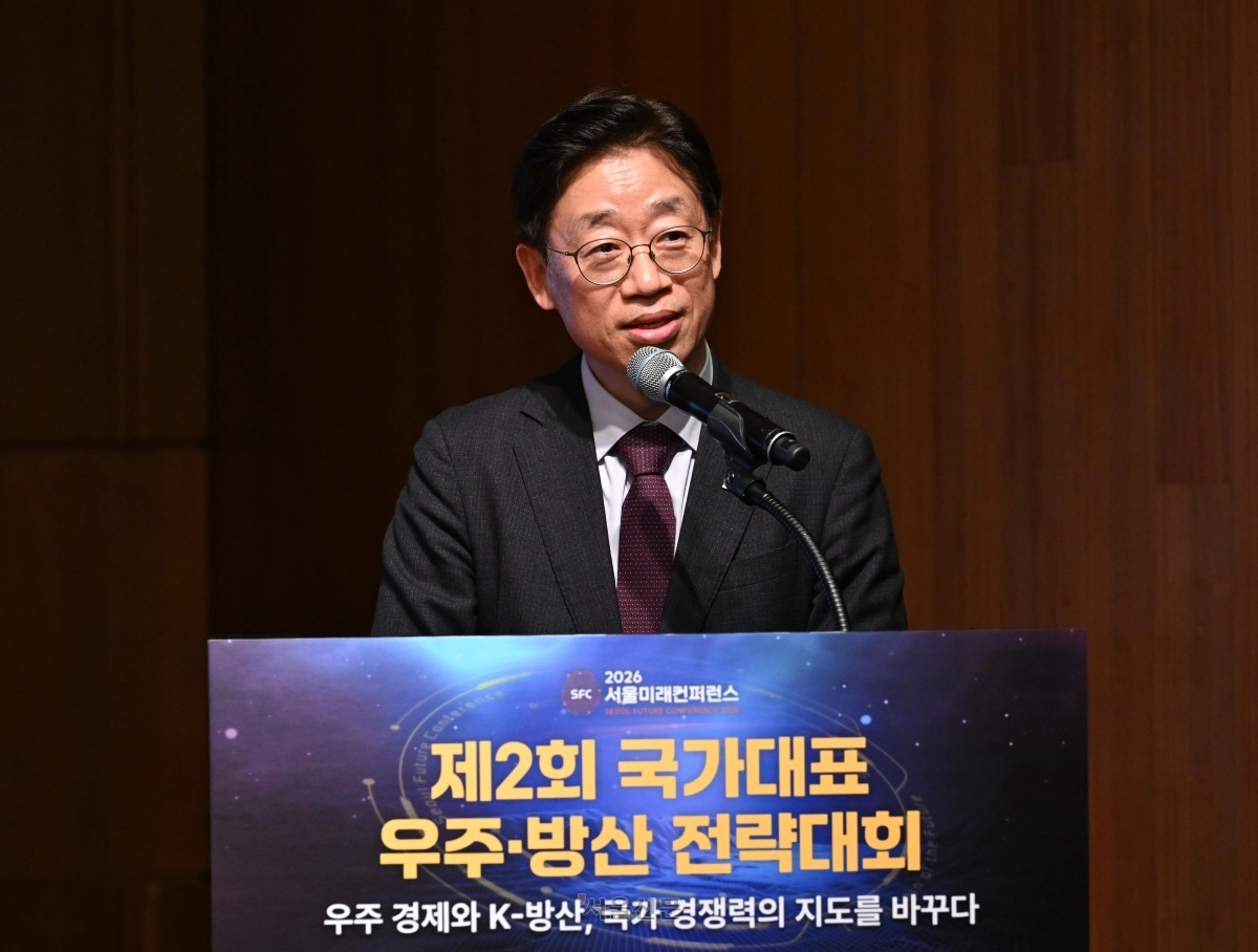 오태석 우주항공청 청장이 28일 서울 중구 서울신라호텔 에메랄드홀에서 열린 ‘우주 경제와 K-방산, 국가 경쟁력의 지도를 바꾸다’ 제2회 국가대표 우주·방산 전략대회 기조세션에서 ‘우주패권 경쟁 시대, 대한민국의 우주안보와 산업 전략’을 주제로 기조연설을 하고 있다. 2026.10.28 도준석 전문기자