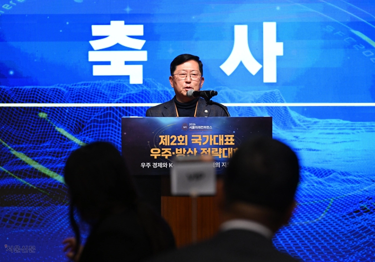 국회 국방위원회 소속 유용원 국민의힘 의원이 28일 서울 중구 서울신라호텔에서 ‘우주 경제와 K-방산, 국가 경쟁력의 지도를 바꾸다’를 주제로 열린 ‘제2회 국가대표 우주·방산 전략대회’에서 축사하고 있다. 도준석 전문기자