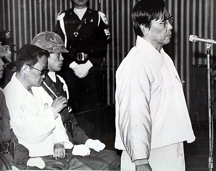 박정희 전 대통령 사망 당시 비서실장을 지낸 김계원(왼쪽) 피고인과 김재규(오른쪽) 전 중앙정보부장이 계엄 고등군사재판 3차 공판에 출석해 변호인단의 보충심문에 답하고 있다. 연합뉴스