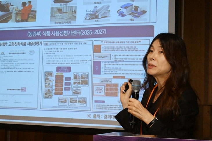 김영선 경희대 동서의학대학원 노인학과 교수가 28일 서울 중구 신라호텔 토파즈홀에서 ‘에이지테크, 돌봄을 넘어 웰니스·뷰티·문화 산업으로’를 주제로 열린 AX 에이지테크 포럼 2026에서 ‘건강수명을 위한 AgeTech 진화: AgeTech 최신 동향 및 성장을 위한 제언’을 주제로 발표하고 있다. 안주영 전문기자