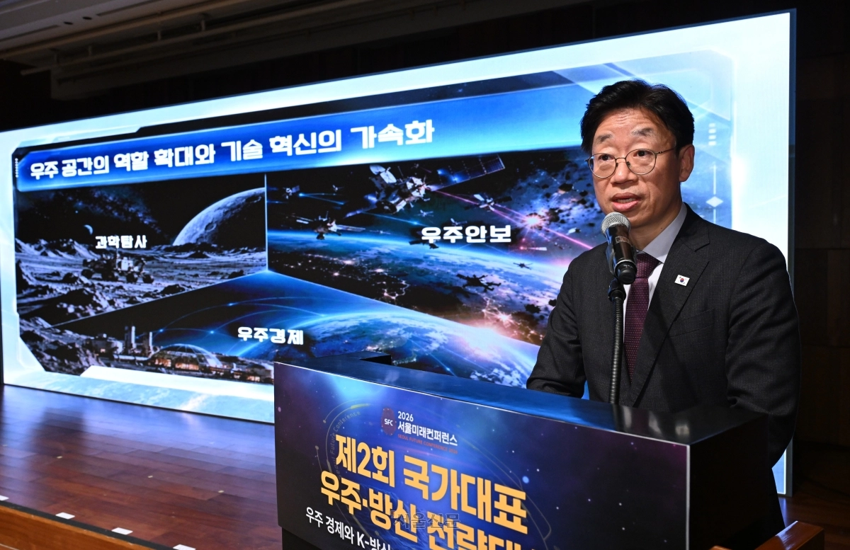 오태석 우주항공청 청장이 28일 서울 중구 서울신라호텔 에메랄드홀에서 열린 ‘우주 경제와 K-방산, 국가 경쟁력의 지도를 바꾸다’ 제2회 국가대표 우주·방산 전략대회 기조세션에서 ‘우주패권 경쟁 시대, 대한민국의 우주안보와 산업 전략’을 주제로 기조연설을 하고 있다. 2026.10.28 도준석 전문기자