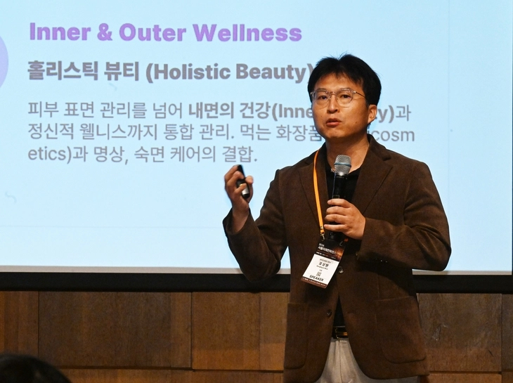 모상현 바이오에프디엔씨 대표가 28일 서울 중구 신라호텔 토파즈홀에서 ‘에이지테크, 돌봄을 넘어 웰니스·뷰티·문화 산업으로’를 주제로 열린 AX 에이지테크 포럼 2026에서 ‘AI 시대, K-뷰티화장품 기술력과 리버스에이징’을 주제로 발표하고 있다. 안주영 전문기자
