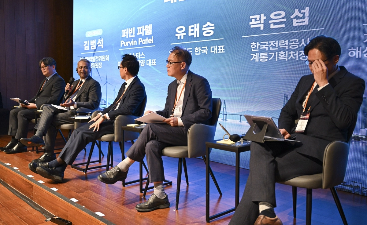 28일 서울 중구 신라호텔 루비홀에서 열린 ‘청정에너지 인프라 포럼-덴마크의 경험, 한국의 혁신’ 패널 토크에서 참석자들이 발언을 하고 있다. 왼쪽부터 김범석 해상풍력발전위원회 공동위원장, 퍼빈 파텔 베스타스 아시아 태평양 대표, 유태승 오스테드 한국 대표, 곽은섭 한국전력공사 계통기획처장, 임국현 기후에너지환경부 해상풍력발전추진단장. 이지훈 기자