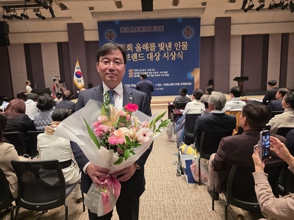 ▲신정민 변호사가 28일 한국프레스센터 국제회의장에서 열린 ‘2026 올해를 빛낸 인물’ 시상식에서 법조인 대상을 수상한 뒤 기념촬영을 하고 있다. (사진=법무법인 서정)
