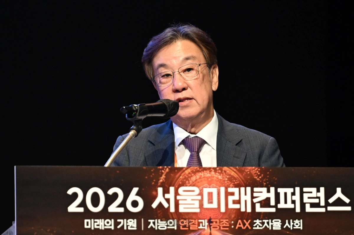 조동철 KDI School 교수가 28일 서울 중구 신라호텔 다이너스티홀에서 ‘미래의 기원, 지능의 연결과 공존: AX 초자율 사회’를 주제로 열린 제11회 서울미래컨퍼런스 세션 2에서 ‘AI 자본과 한국경제: 생산성 반전의 히든 카드’를 주제로 발표하고 있다. 홍윤기 기자