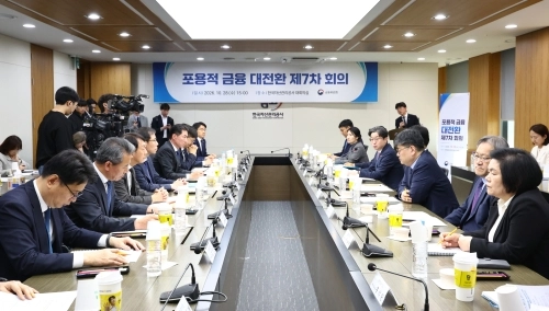 이억원 금융위원장이 28일 오후 서울 강남구 캠코양재타워에서 열린 포용적 금융 대전환 제7차 회의에서 발언하고 있다.  연합뉴스