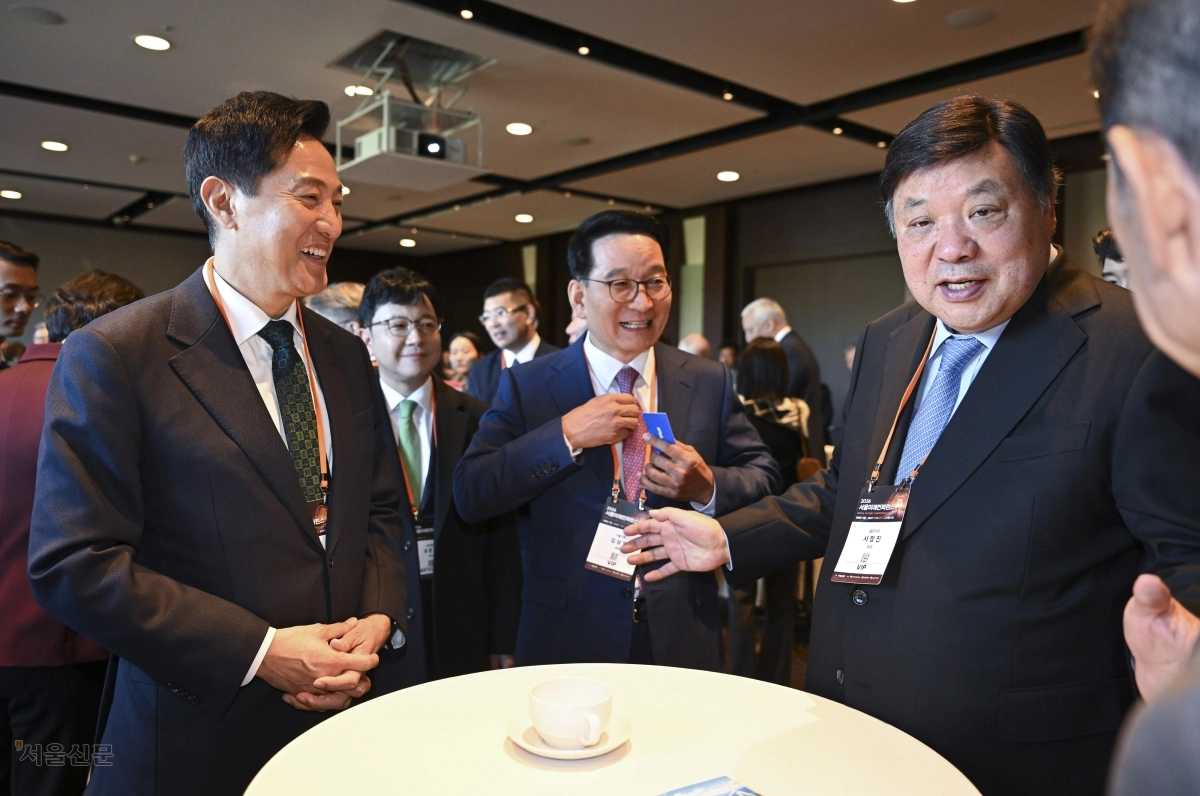 인간과 인공지능(AI)의 연결과 공존을 바탕으로 초자율사회의 미래를 논의하기 위해 28일 서울 중구 서울신라호텔에서 열린 2026 서울미래컨퍼런스(SFC)에 정·재계, 금융권 인사를 비롯한 2000여명이 참가해 성황을 이뤘다. 김상열(가운데) 서울신문 회장이 오세훈(왼쪽) 서울시장, 서정진 셀트리온 그룹 회장과 VIP 리셉션에서 환담을 나누고 있다.  이지훈 기자