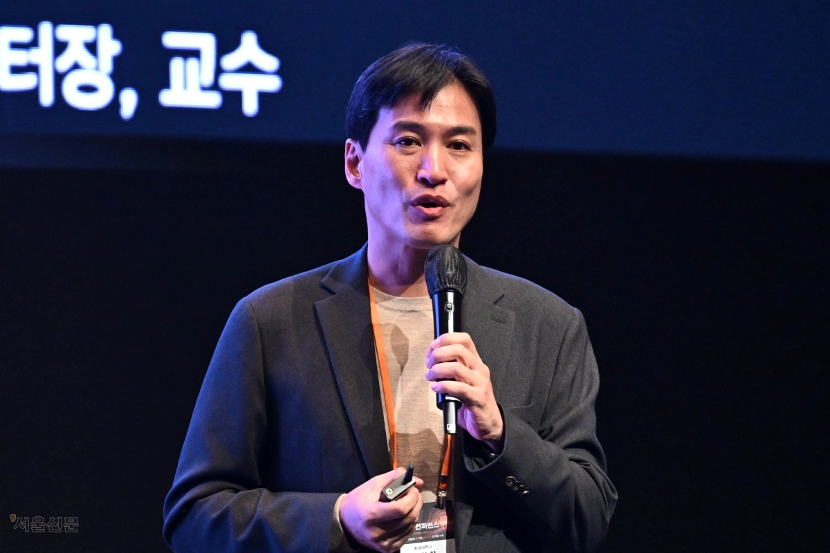 임창환 한양대 뇌공학연구센터장 겸 교수가 28일 서울 중구 신라호텔 다이너스티홀에서 ‘미래의 기원, 지능의 연결과 공존: AX 초자율 사회’를 주제로 열린 제11회 서울미래컨퍼런스 서울 인사이트 세션에서 ‘불완전함의 진화: AI와 BCI가 다시 쓰는 인간의 미래’를 주제로 발표하고 있다. 2026.10.28 홍윤기 기자