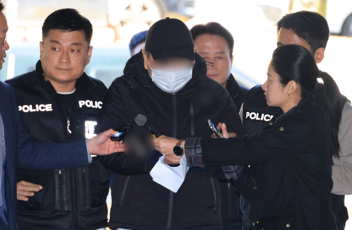 서울 강남구 역삼동 빌딩 두 곳에 불을 질러 19명을 다치게 한 피의자 A씨가 지난 22일 구속 전 피의자 심문(영장실질심사)에 참석하기 위해 서울 서초구 서울중앙지법으로 들어서고 있다. 2026.10.22. 연합뉴스