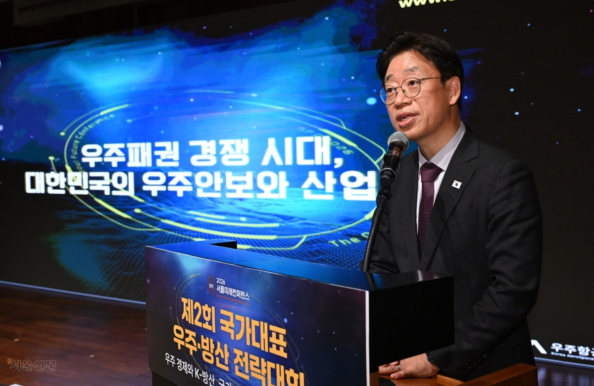 오태석 우주항공청장이 28일 서울 중구 서울신라호텔에서 ‘우주 경제와 K-방산, 국가 경쟁력의 지도를 바꾸다’를 주제로 열린 ‘제2회 국가대표 우주·방산 전략대회’에서 축사하고 있다. 도준석 전문기자